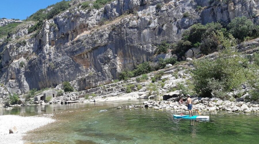 Les activités rafraichissantes sont mises en avant. Ici les gorges du Gardon