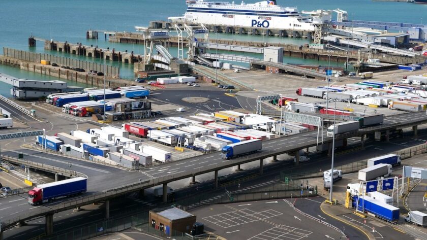 « Jusqu’à 14 heures d’attente » à la frontière à Douvres : le nouveau système de contrôle qui inquiète les Britanniques