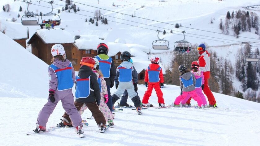 Moniteurs de ski : l’Assemblée vote un texte pour favoriser l’activité des stagiaires