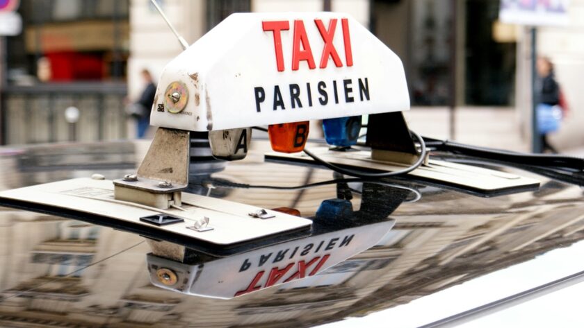 JO 2024 : pour protéger les touristes, la police chasse les faux taxis
